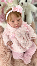 Bebê Reborn Babi Premium com Corpo de Tecido e Enxoval Completo