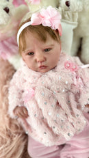 Bebê Reborn Babi Premium com Corpo de Tecido e Enxoval Completo