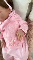 Bebê Reborn Lulu Premium Ultrarealista com Corpo de Tecido e Membros de Silicone - Enxoval Completo