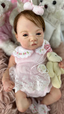 Bebê Reborn Maria Laura Premium com Corpo de Tecido - Enxoval Completo