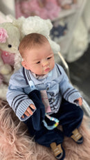 Bebê Reborn Menino Premium Ultrarealista com Cabelo Pintado à Mão - Enxoval Completo