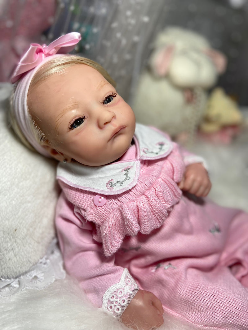 Bebê Reborn Willow Tecido  Lançamento 2024+ Enxoval de brinde+ 6X sem juros+ Frete Grátis
