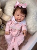 Bebê Reborn Yummi dormindo + Enxoval COMPLETO de brinde+ 12x SEM JUROS + Frete Grátis