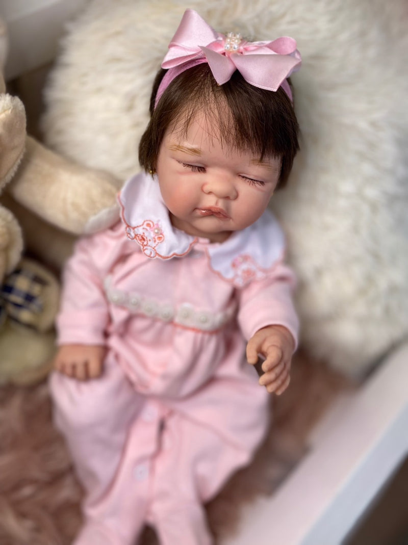 Bebê Reborn Yummi dormindo  Lançamento 2024+ Enxoval de brinde+ 6X sem juros+ Frete Grátis